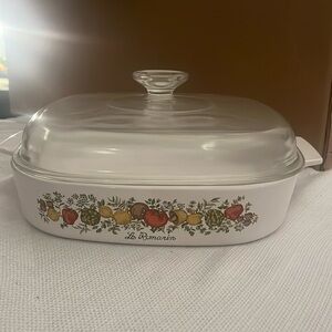 Le Romarin baking dish with lid